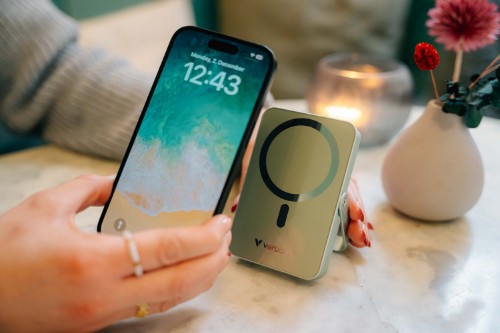 Verbatim Charge 'n' Go Magnetic Wireless Power Bank with stand - 10000 mAh Black
