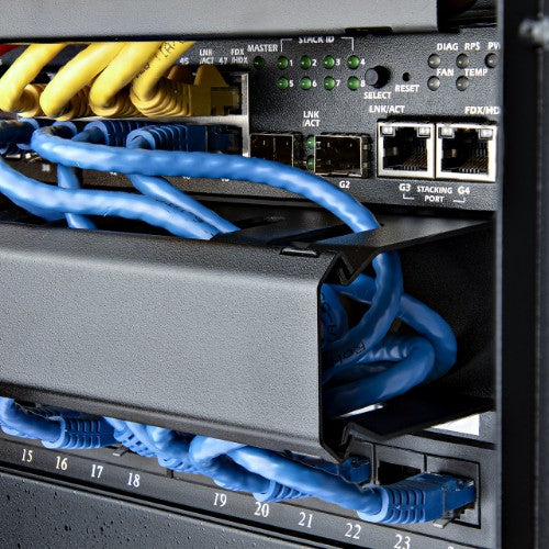 StarTech.com Horizontal 1U Server Rack Cable Management Finger Duct w/ Cover - 19" Network Rack Wire Duct Raceway Panel - Slotted Wire Duct